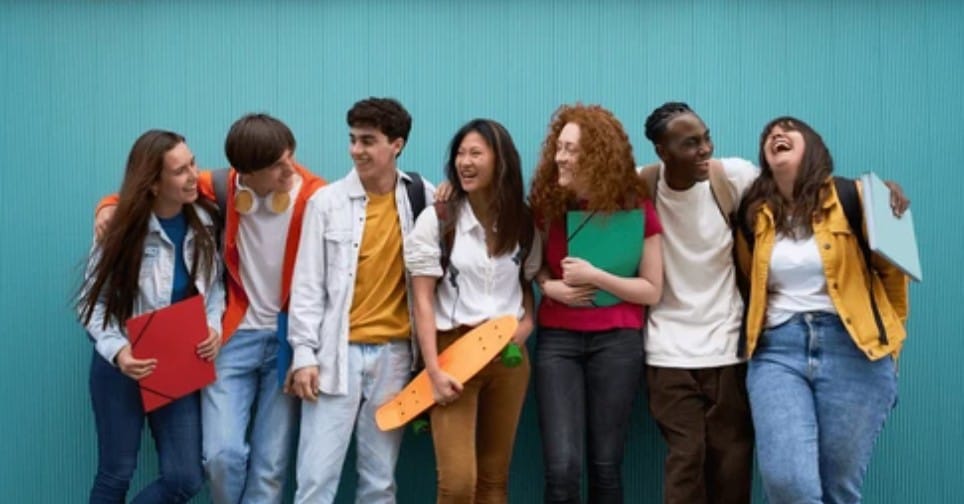 Les 4 bienfaits de la sophrologie pour les adolescents : gestion des émotions, image corporelle, examens et sommeil.